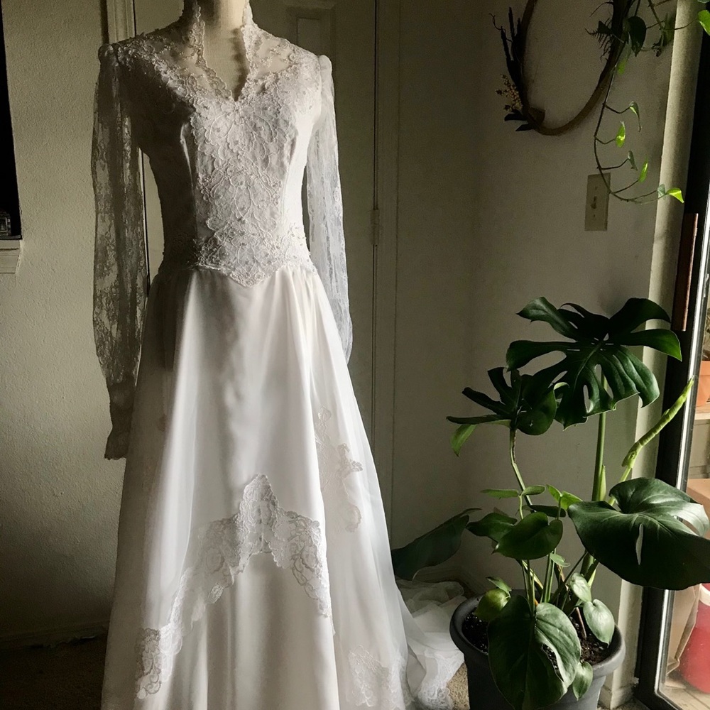 Vintage wedding gown - dress - lace